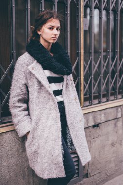 Sokakta yürüyen Modern giyen kadın