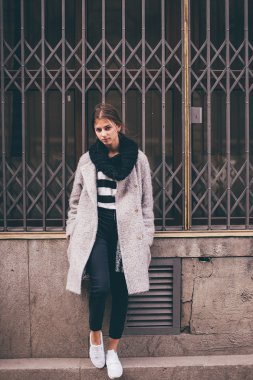 Sokakta yürüyen Modern giyen kadın