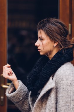 Güzel kadın sokakta atlama