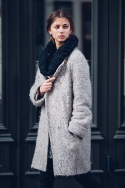 Sokakta yürüyen Modern giyen kadın