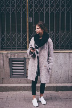 Sokakta yürüyen Modern giyen kadın