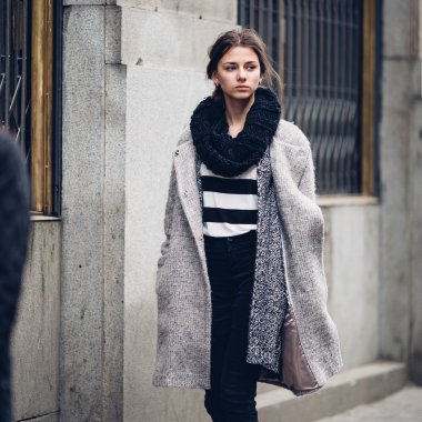 Sokakta yürüyen Modern giyen kadın