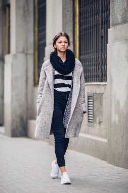 Sokakta yürüyen Modern giyen kadın