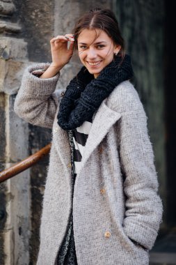 Sokakta duran güzel kadın portresi