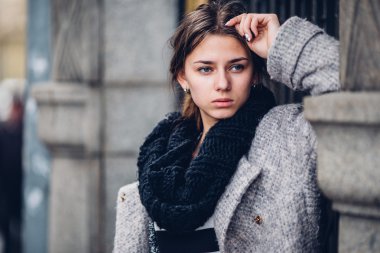 Sokakta yürüyen Modern giyen kadın