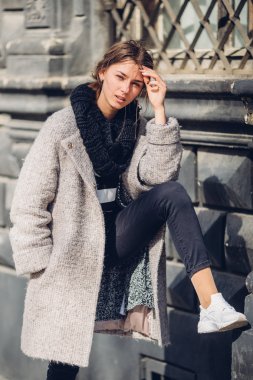 Sokakta yürüyen Modern giyen kadın