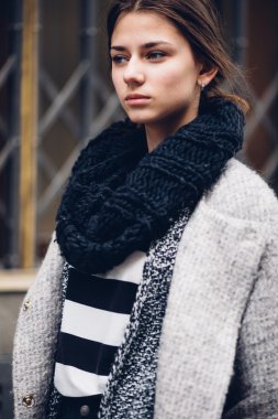 Sokakta yürüyen Modern giyen kadın