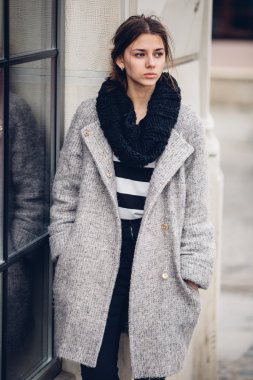 Sokakta yürüyen Modern giyen kadın