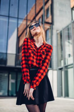 Ofis Binası yakınında duran genç iş kadını