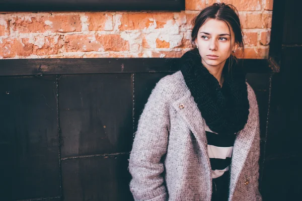 Sokakta yürüyen Modern giyen kadın