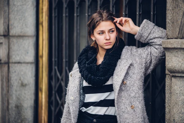 Sokakta yürüyen Modern giyen kadın