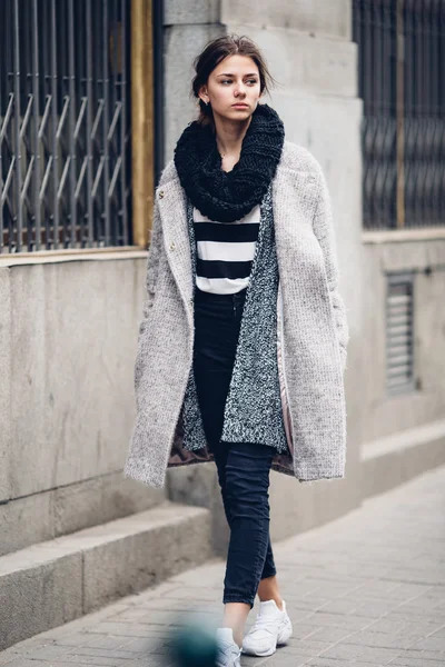 Mujer vestida moderna caminando por la calle — Foto de Stock
