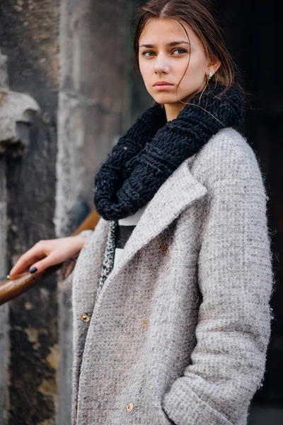 Sokakta duran güzel kadın portresi