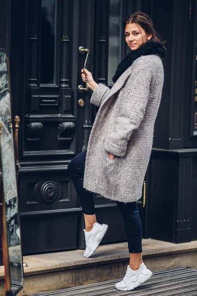 Belle femme ouvrant la porte au magasin — Photo