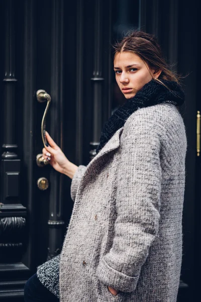 Hermosa mujer abriendo la puerta para ir de compras — Foto de Stock