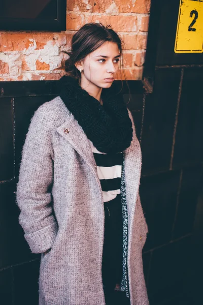 Mujer vestida moderna caminando por la calle — Foto de Stock