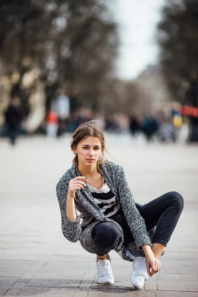 Lány ül az utcán — Stock Fotó