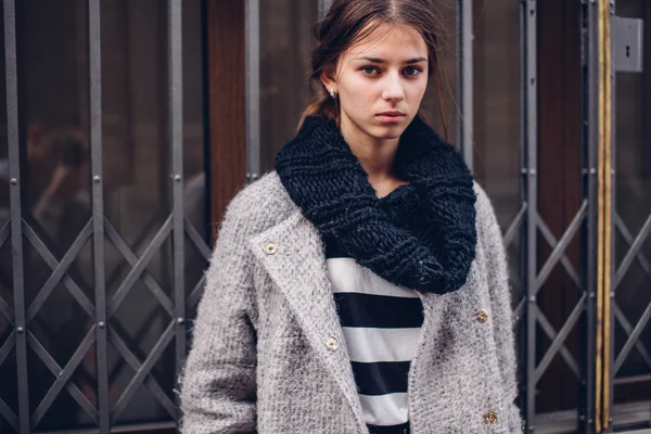 Portrait de belle femme debout dans la rue — Photo