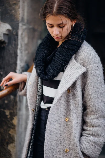 Retrato de una hermosa mujer de pie en la calle — Foto de Stock