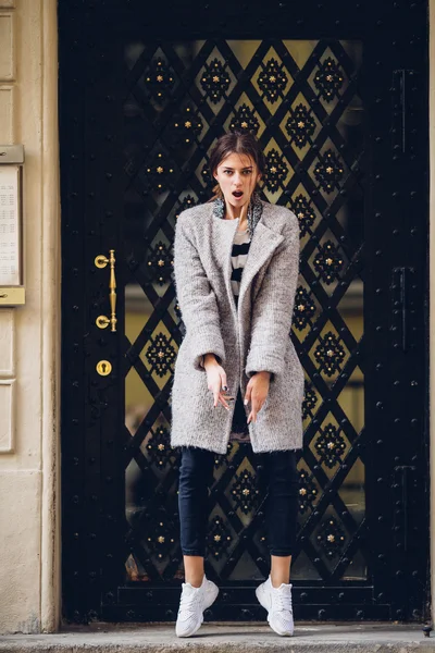 Jolie femme sautant dans la rue — Photo