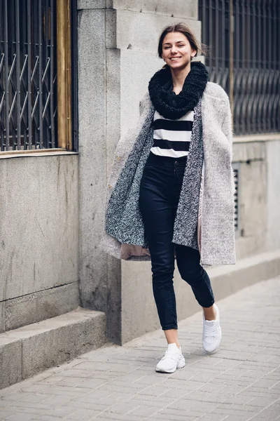 Sokakta yürüyen Modern giyen kadın