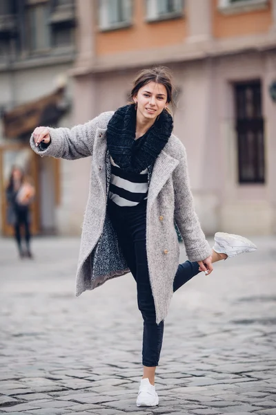 Femme moderne marchant dans la rue — Photo