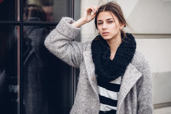 Sokakta yürüyen Modern giyen kadın