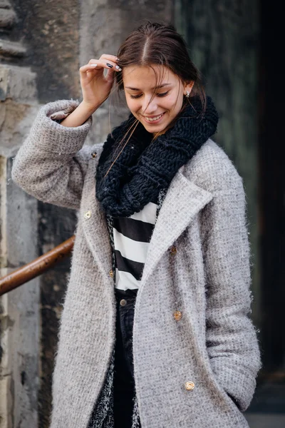 Retrato de una hermosa mujer de pie en la calle — Foto de Stock