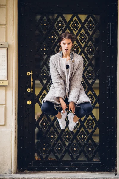 Güzel kadın sokakta atlama