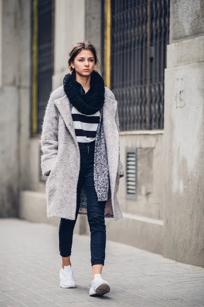 Sokakta yürüyen Modern giyen kadın