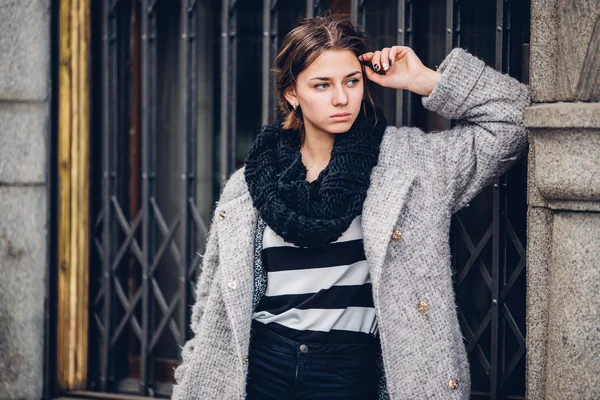 Sokakta yürüyen Modern giyen kadın