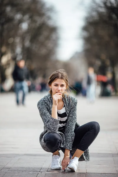 Lány ül az utcán — Stock Fotó