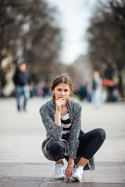 Fille assise dans la rue — Photo