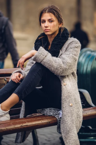 Bankta oturan kadın güzel ve gülümseme