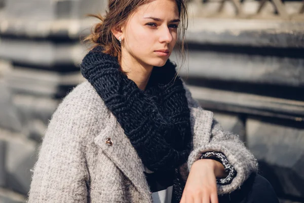 Sokakta yürüyen Modern giyen kadın