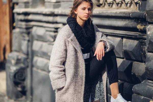 Mujer vestida moderna caminando por la calle — Foto de Stock