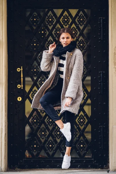 Güzel kadın sokakta atlama