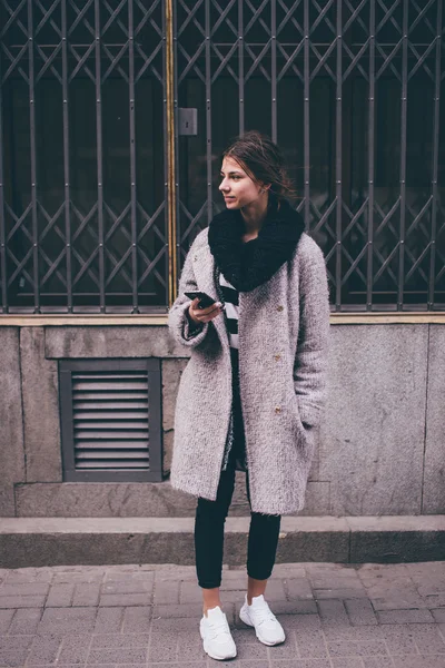 Sokakta yürüyen Modern giyen kadın