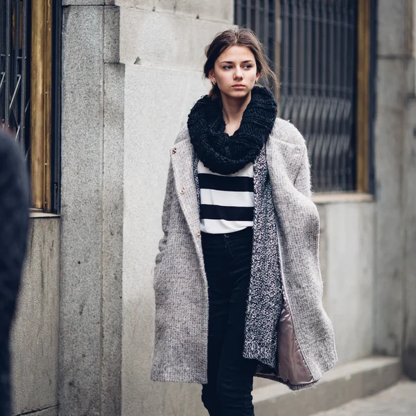 Mujer vestida moderna caminando por la calle — Foto de Stock