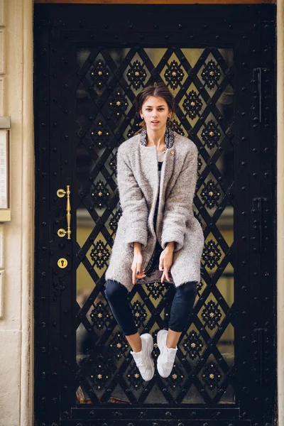 Güzel kadın sokakta atlama