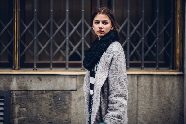 Mujer vestida moderna caminando por la calle — Foto de Stock