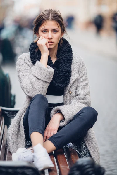 Vacker kvinna som sitter på bänken och smile — Stockfoto