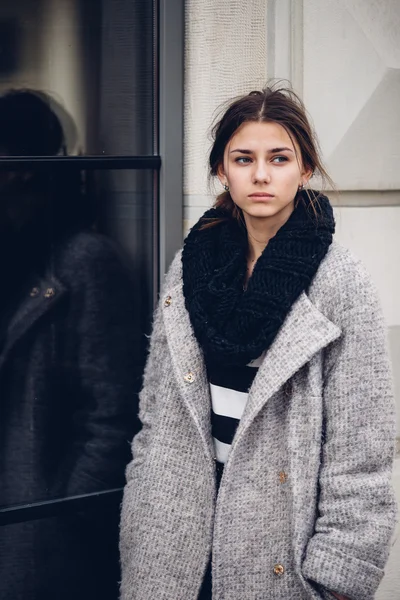 Modern klädd kvinna gå på gatan — Stockfoto