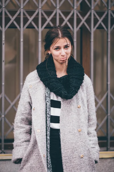 Sokakta yürüyen Modern giyen kadın