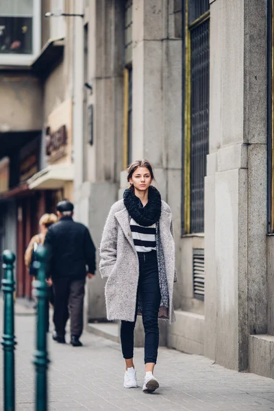 Modern klädd kvinna gå på gatan — Stockfoto