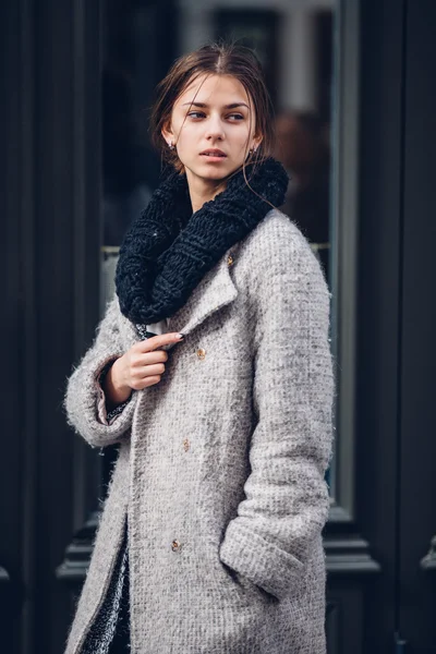거리에 걷는 현대 입고 여자 — 스톡 사진