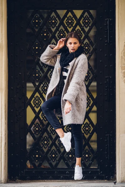 Güzel kadın sokakta atlama