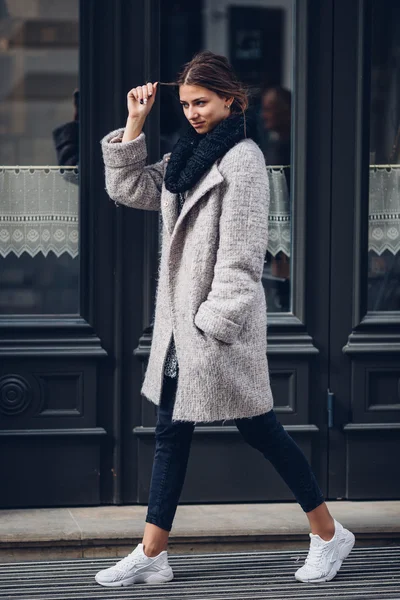 Femme moderne marchant dans la rue — Photo