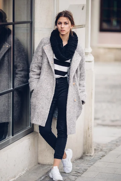 Sokakta yürüyen Modern giyen kadın