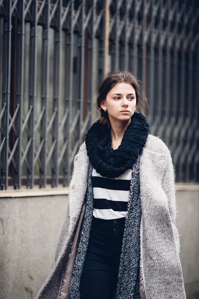 Sokakta yürüyen Modern giyen kadın